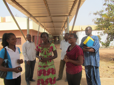 Visite d'un chantier Le personnel visitant un chantier