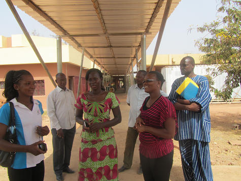 Le personnel visitant un chantier